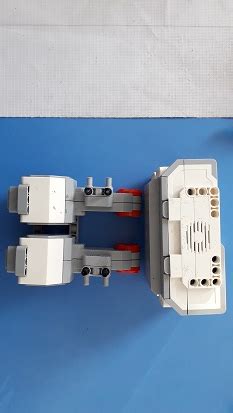 Сборка основных компонентов робота танка EV3